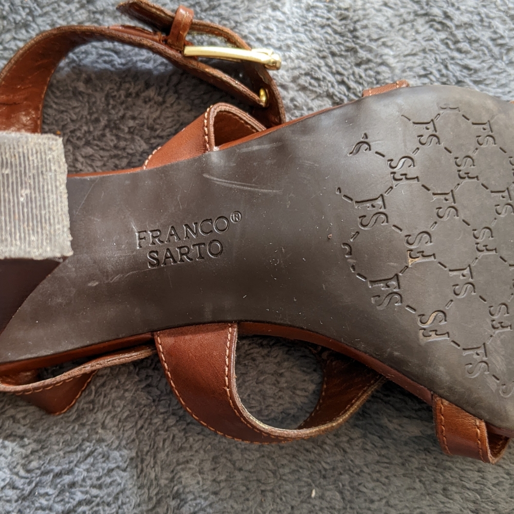 Brown strappy heeled sandals with belt buckle clasp - Picture 6 of 7